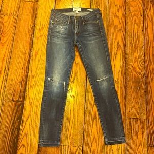 FRAME DENIM LE SKINNY DE JEANNE MIDRISE 5 POCKET BLUE JEANS WITH DISTRESSING